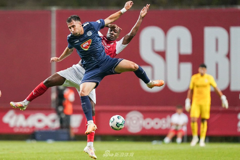 名年轻且具 名年轻且具